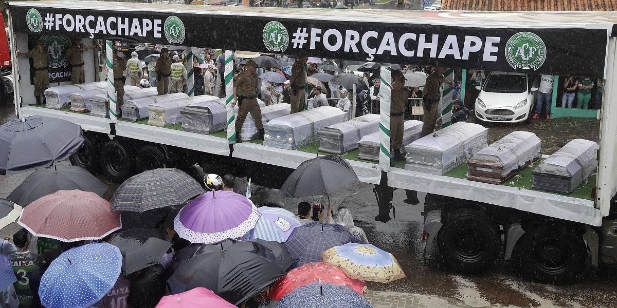 Telá 50 obetí leteckého nešťastia previezli do mesta Chapeco