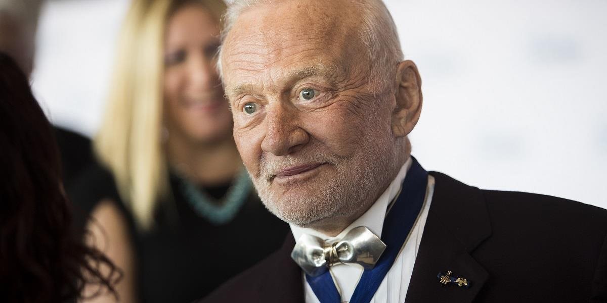 Bývalý americký astronaut Buzz Aldrin sa cíti dobre a zotavuje sa