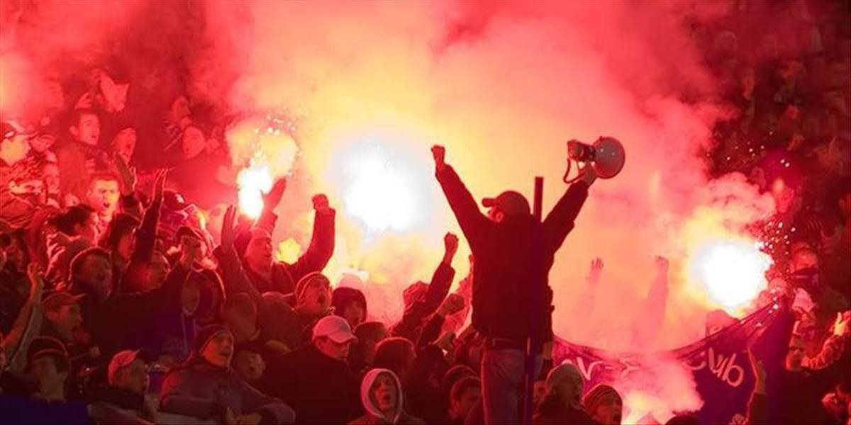 Explodujúca svetlica vytvorila v Nemecku dieru v streche štadióna