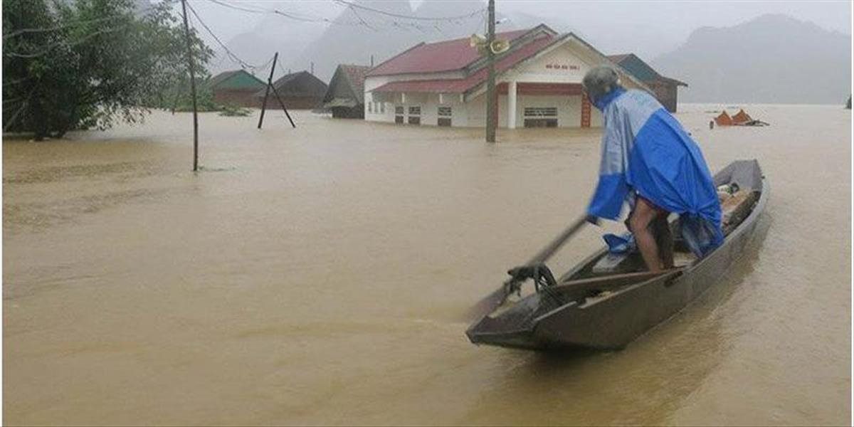 Pri záplavách vo Vietname zahynulo trinásť ľudí