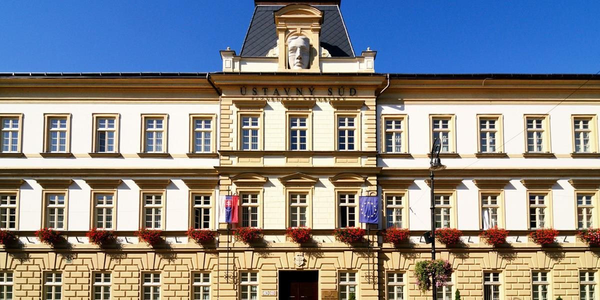 Opitý muž poškodil dvere Ústavného súdu, skončil za mrežami