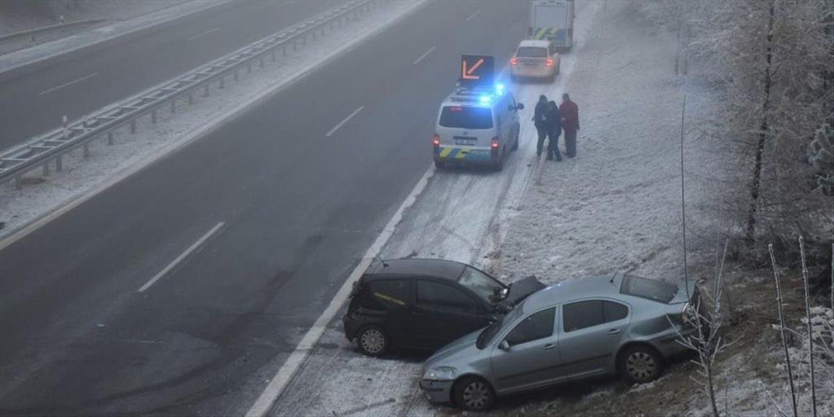 FOTO Octavia na českej diaľnici D6 zmietla posádku havarovaného auta: Jeden mŕtvy, piati zranení