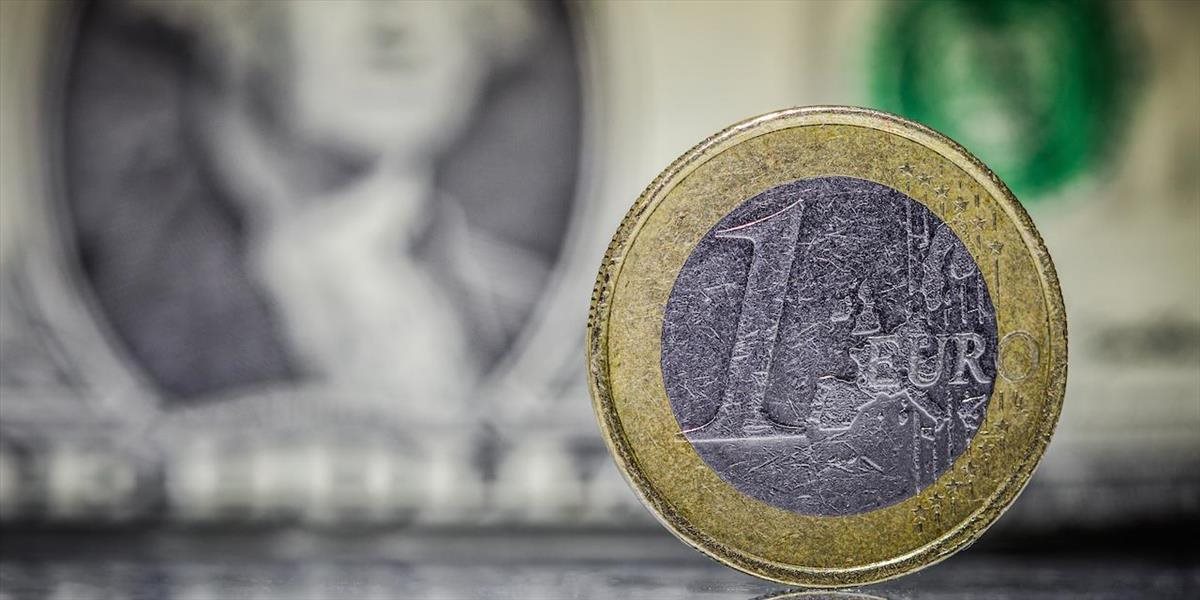 Kurz eura mierne klesol na 1,0745 USD/EUR