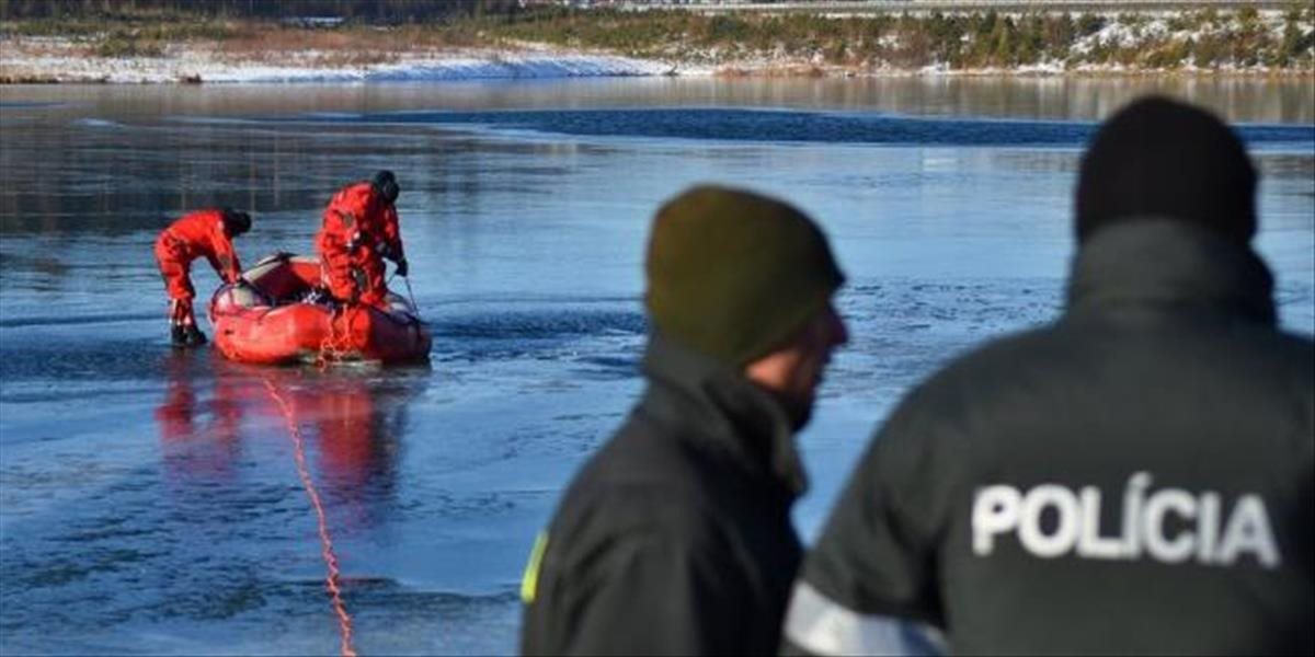 FOTO Pod korčuliarom sa preboril ľad: Potápči pátrali po jeho tele niekoľko hodín