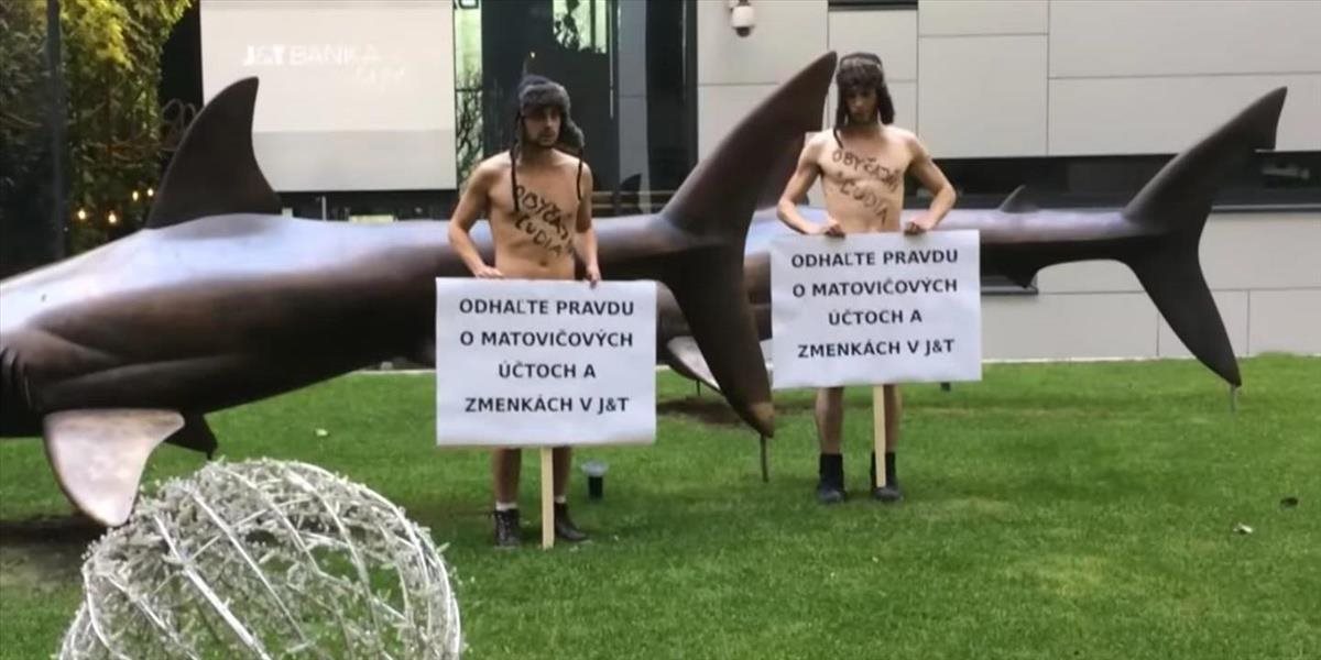 VIDEO Dvaja nahí študenti protestovali pred J&T: Chránia Matovičove milióny