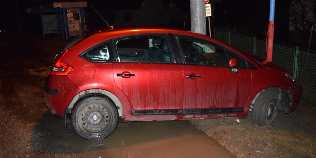 Opitý šofér narazil v Bratislave do stĺpa verejného osvetlia