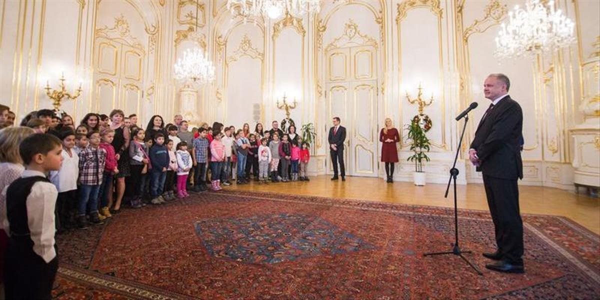 FOTO Kiska privítal spolu z deťmi z detských domovov v Prezidentskom paláci Mikuláša