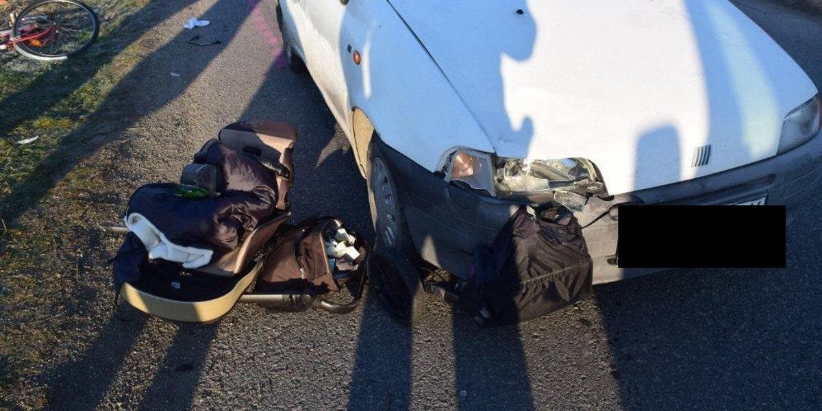 FOTO Vážna nehoda v Lehniciach: Vodička zrazila štvorčlennú rodinu s dvoma malými deťmi