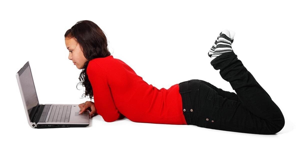 S nenávisťou na internete sa stretáva 84 % mladých, väčšina proti tomu nekoná