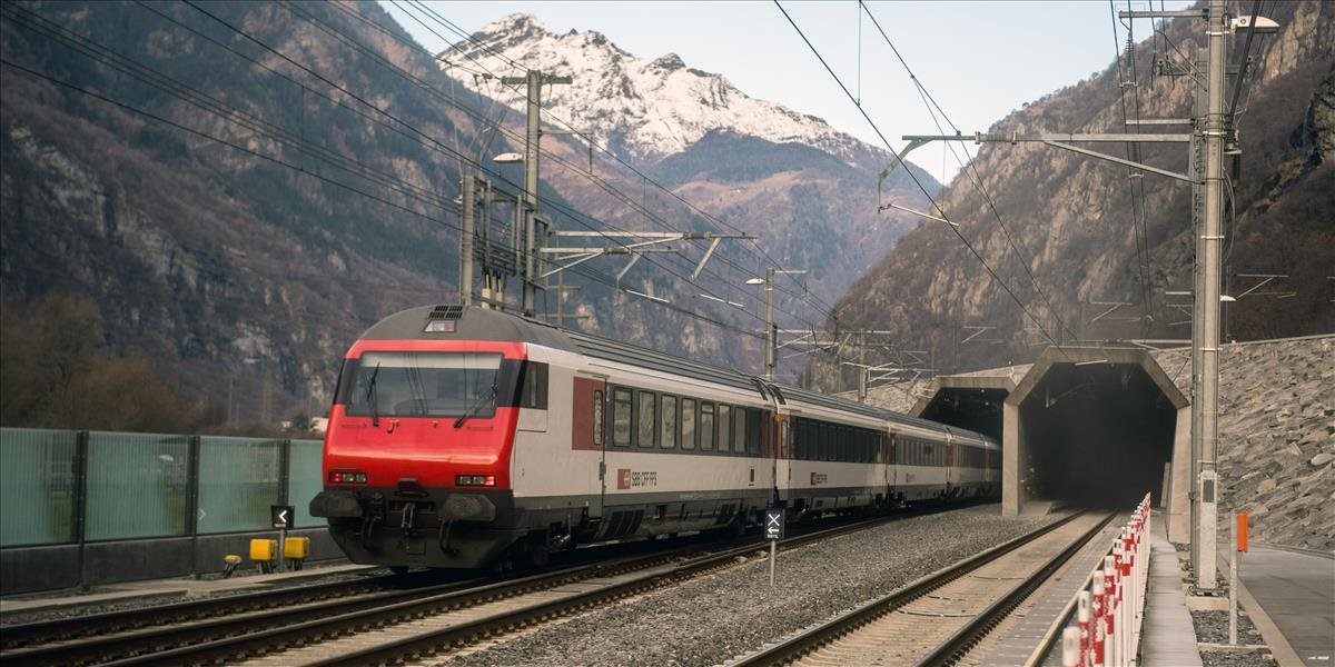 Gotthardským tunelom dnes prešiel prvý osobný vlak