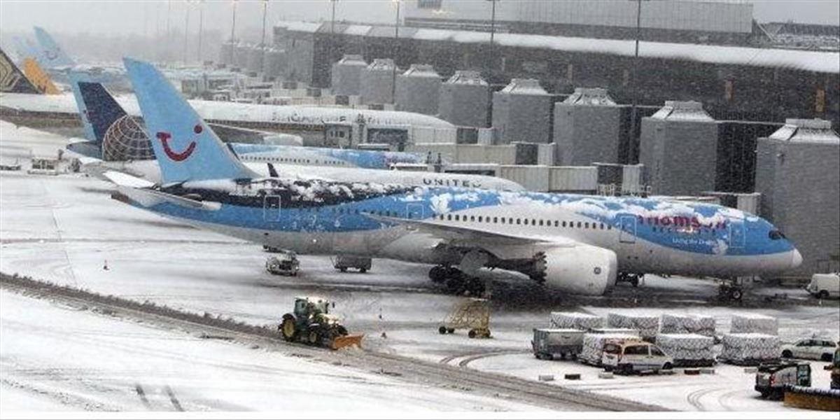 Na chicagských letiskách zrušili kvôli sneženiu vyše 1000 letov