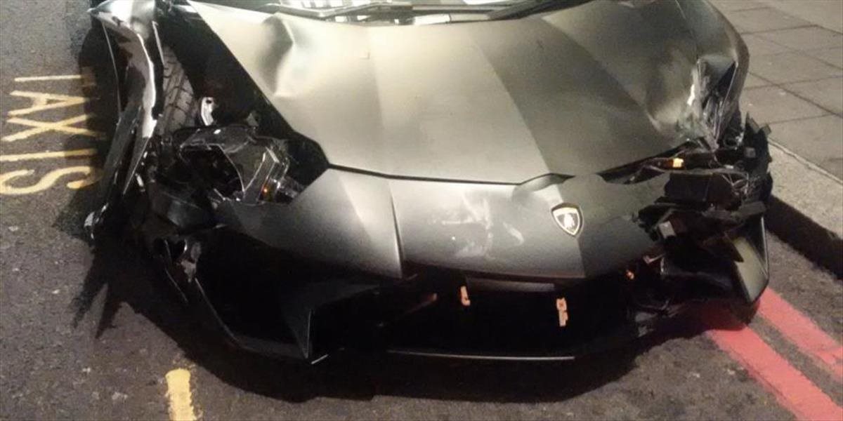 FOTO Ázijský študent zdevastoval Lamborghini, preteky po Londýne spôsobili dopravný chaos