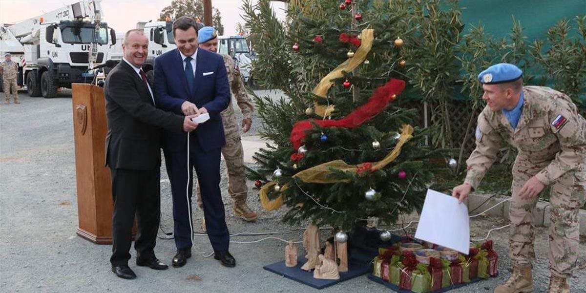 FOTO Danko a Gajdoš priniesli slovenským vojakom na Cypre vianočný stromček