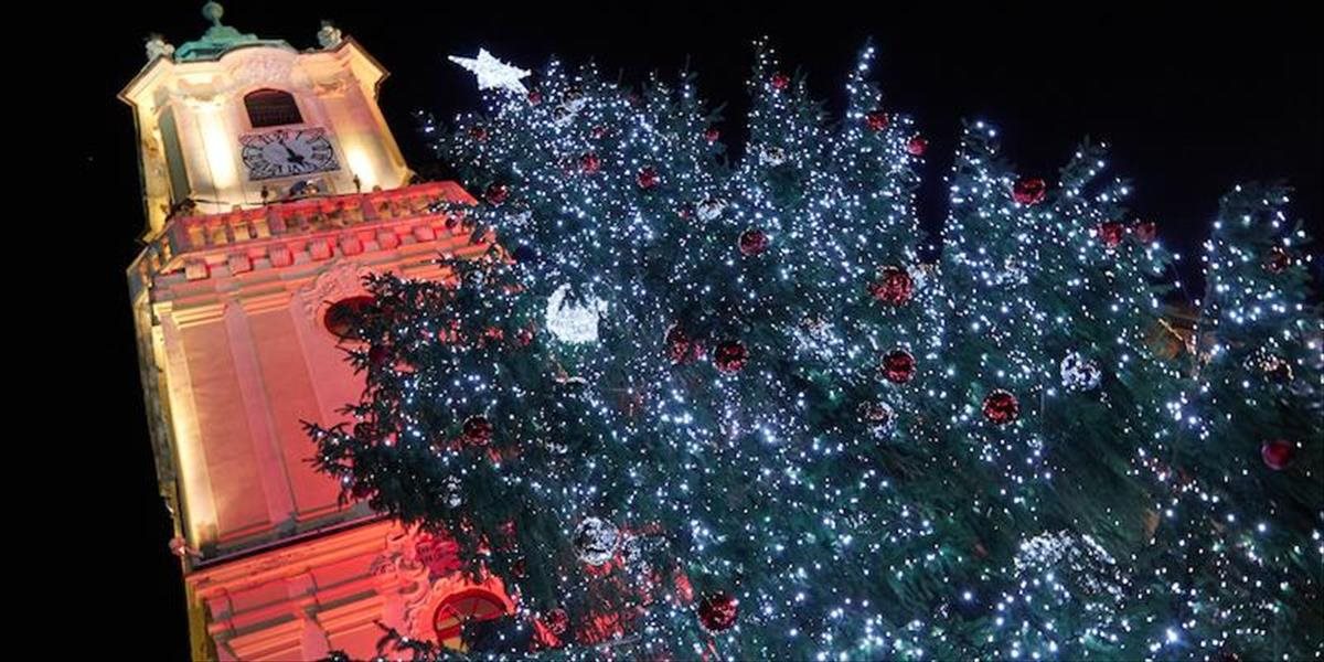 Symbolom Vianoc je aj na Slovensku vyzdobený a vysvietený stromček