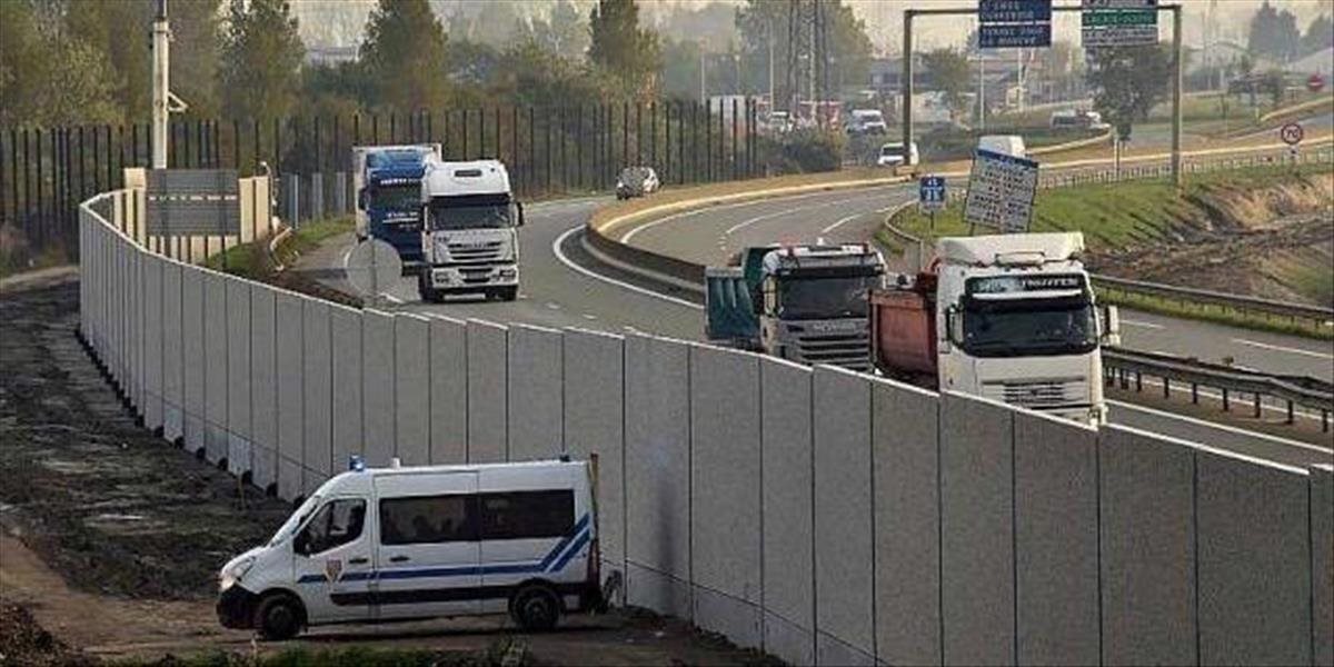 Múr v Calais, ktorý má migrantom brániť v naskakovaní do kamiónov, je dokončený