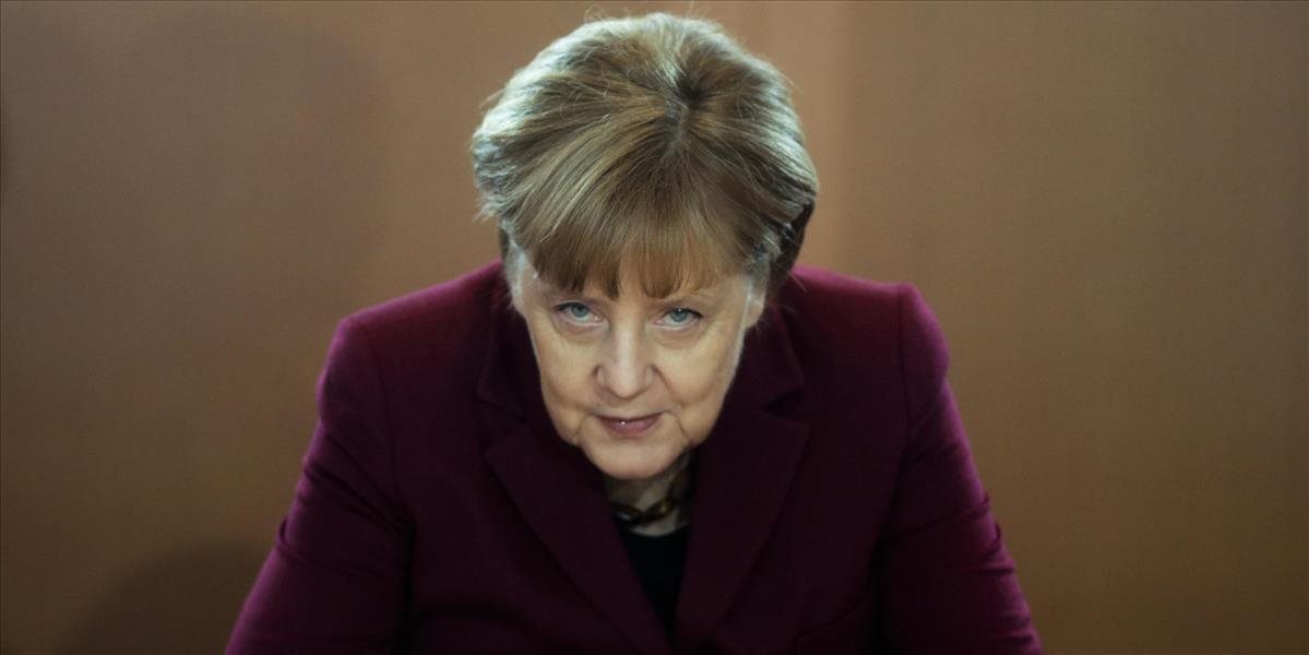 Poslanci z Merkelovej CDU chcú trestať šírenie falošných správ