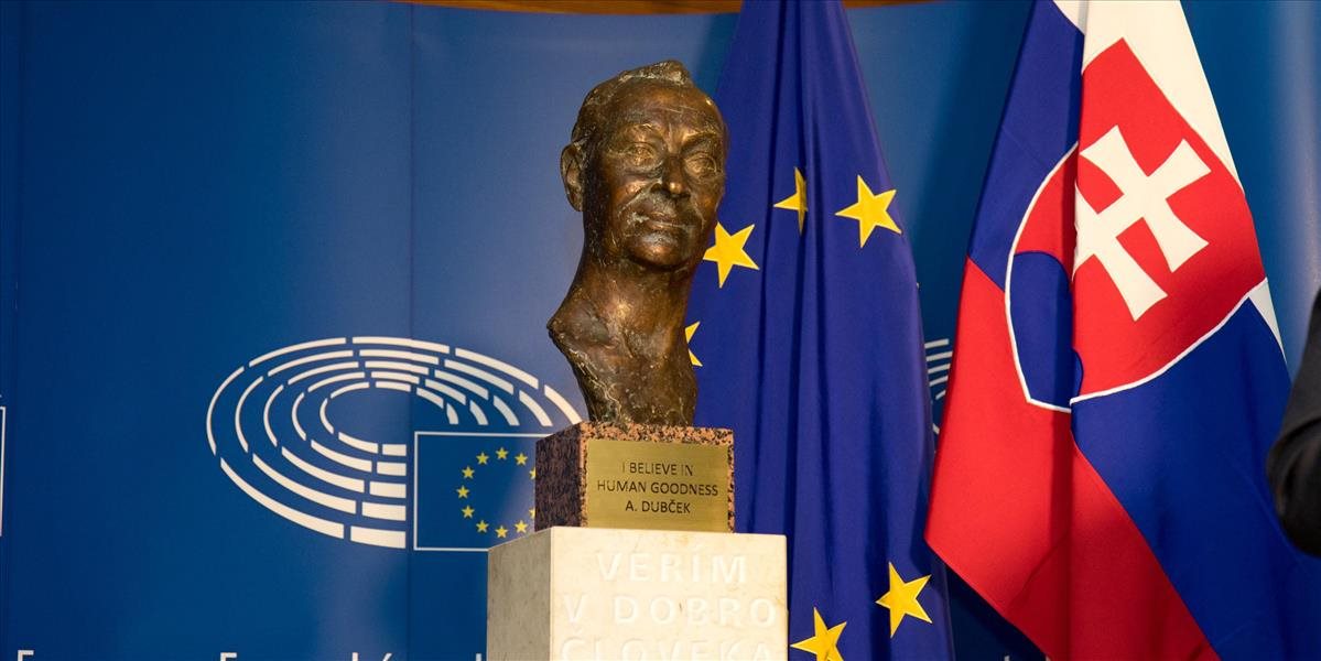 FOTO V Štrasburgu odhalili bustu Alexandra Dubčeka, Fico: Veril v lepšiu budúcnosť