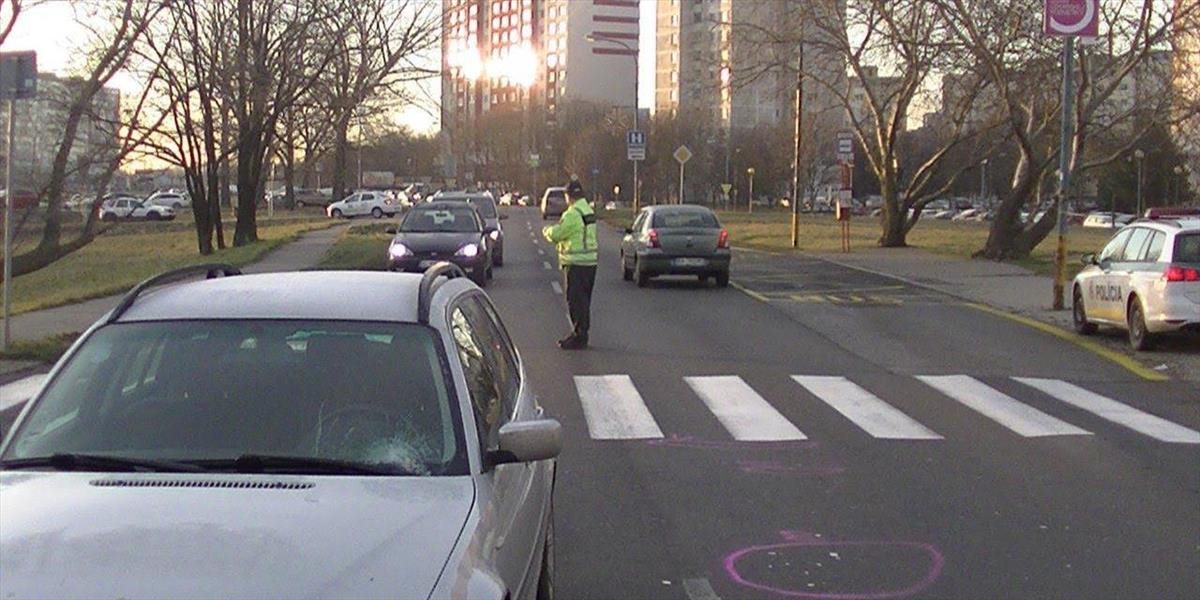 Polícia hľadá svedkov nehody na Jantárovej ulici, kde auto zrazilo chodkyňu