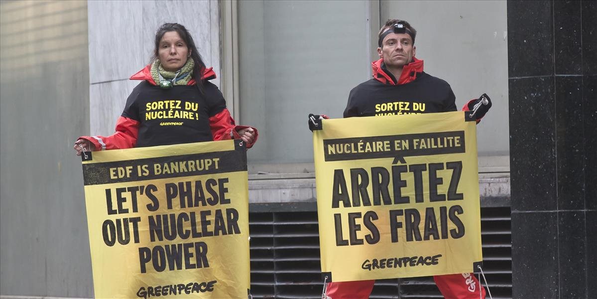 VIDEO Greenpeace v Paríži protestovala proti jadrovej politike spoločnosti EdF