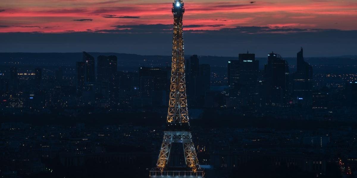 Eiffelova veža sa dnes večer na znak solidarity s Aleppom ponorí do tmy