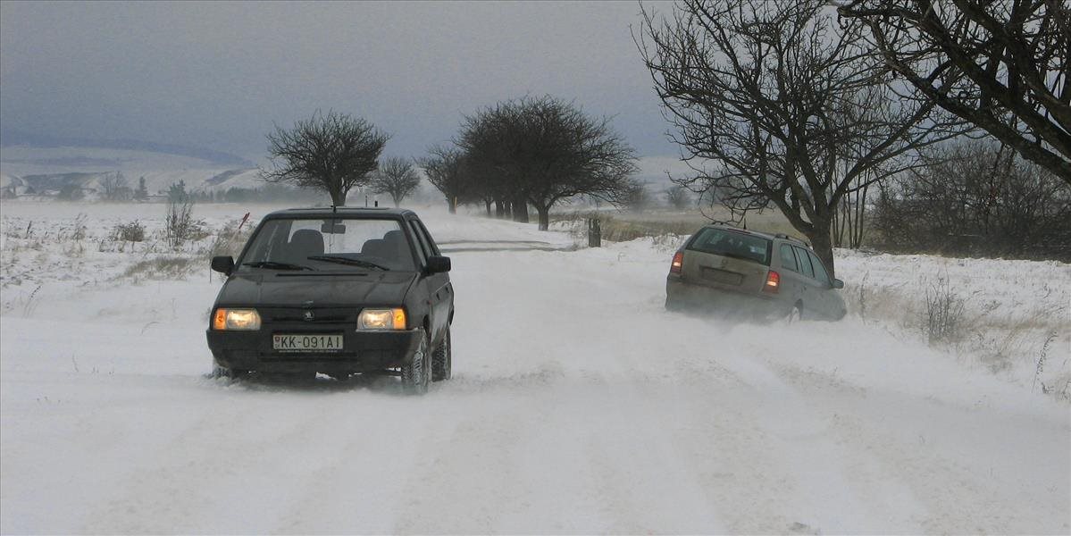 Vodiči pozor! Husté sneženie znižuje dohľadnosť, na cestách je aj poľadovica