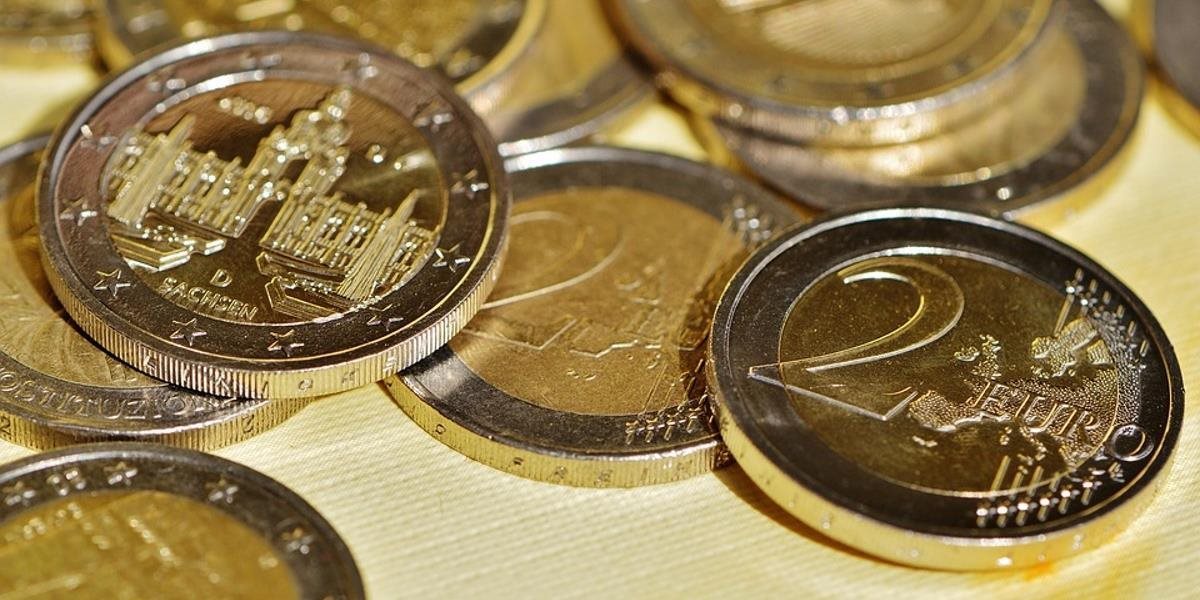 Kurz eura klesol na najnižšiu úroveň od marca 2015