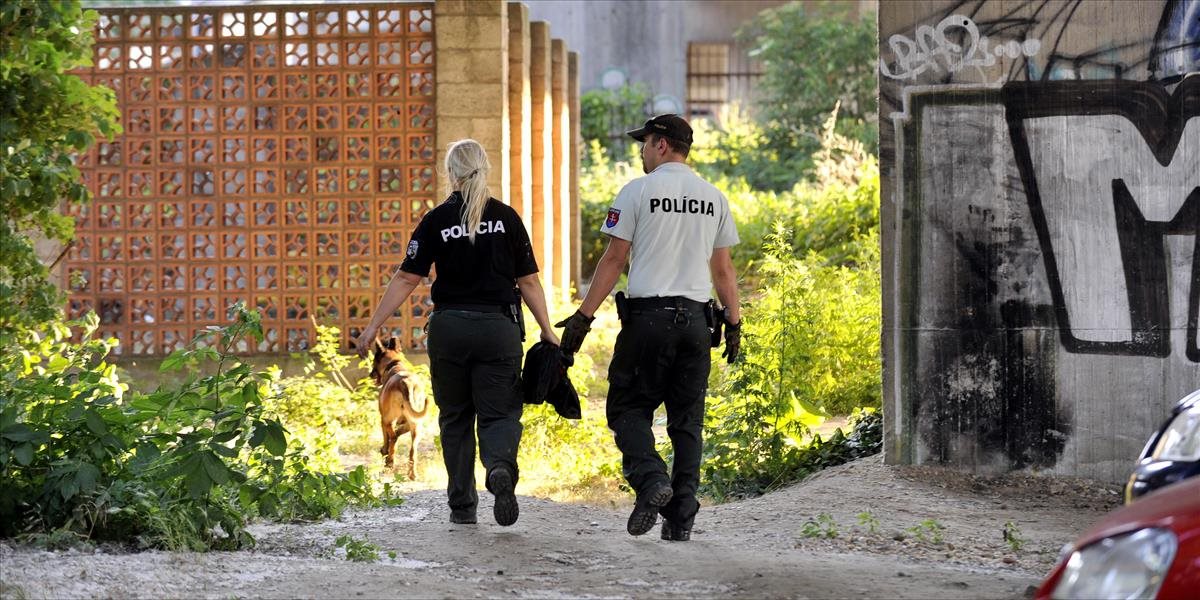 Pred bytovým domom v Liptovskom Mikuláši našli mŕtvu ženu