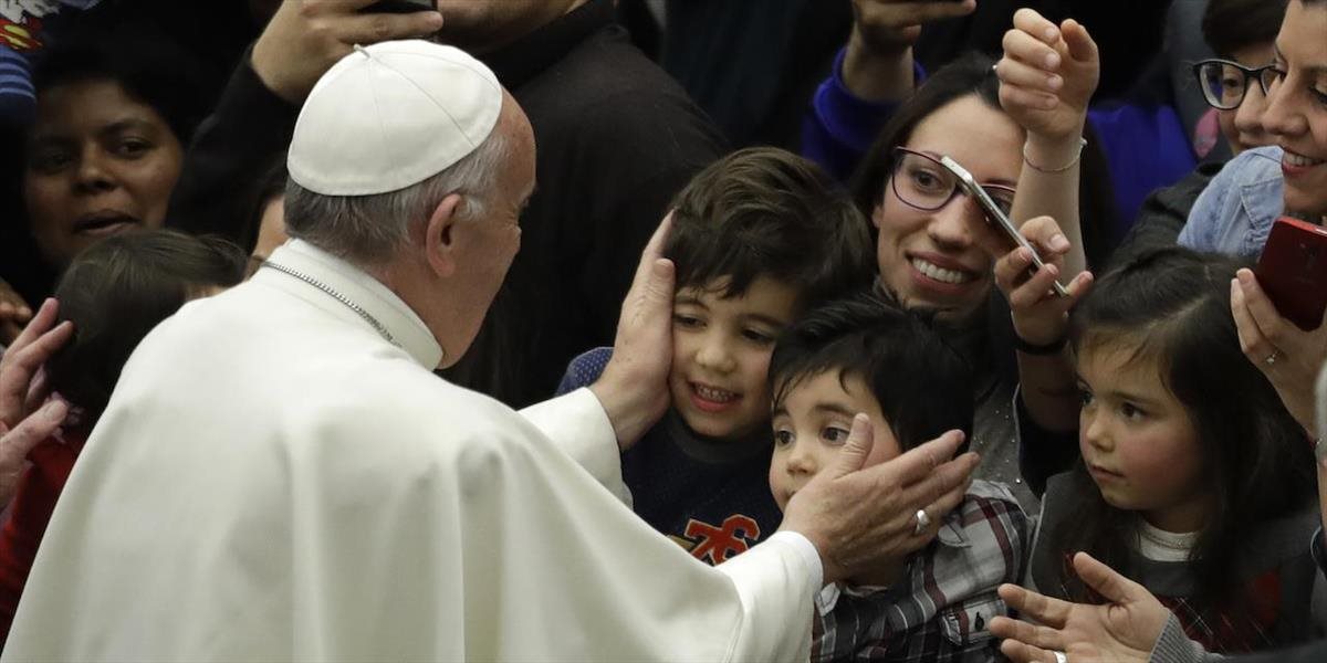 Pápež odmieta predčasné blahoželania k narodeninám, mohli by priniesť smolu
