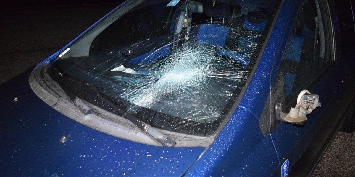 Ľad z nákladného vozidla skončil na čelnom skle osobného auta