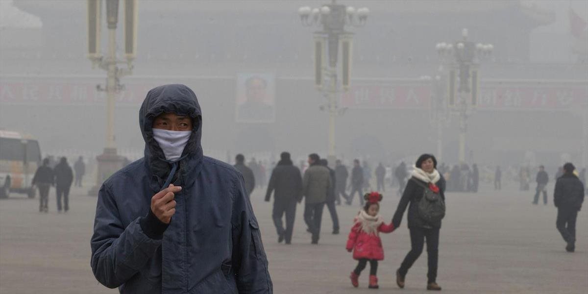 Peking prvýkrát v tomto roku vyhlásil najvyšší stupeň výstrahy pred smogom: Zatvorili aj školy