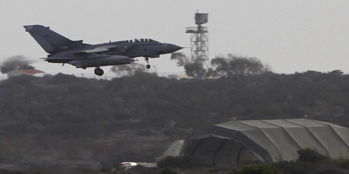 Lietadlá koalície na čele s USA zničili zbrane získané IS v Palmýre