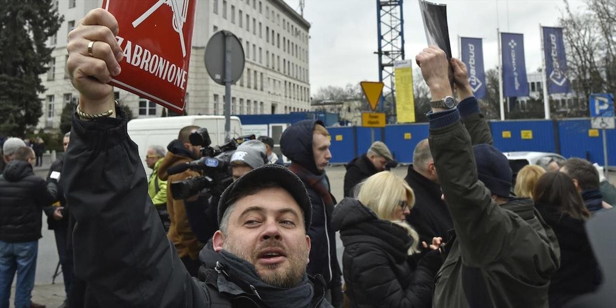 Tisíce demonštrantov protestovali v Poľsku proti obmedzovaniu slobody médií