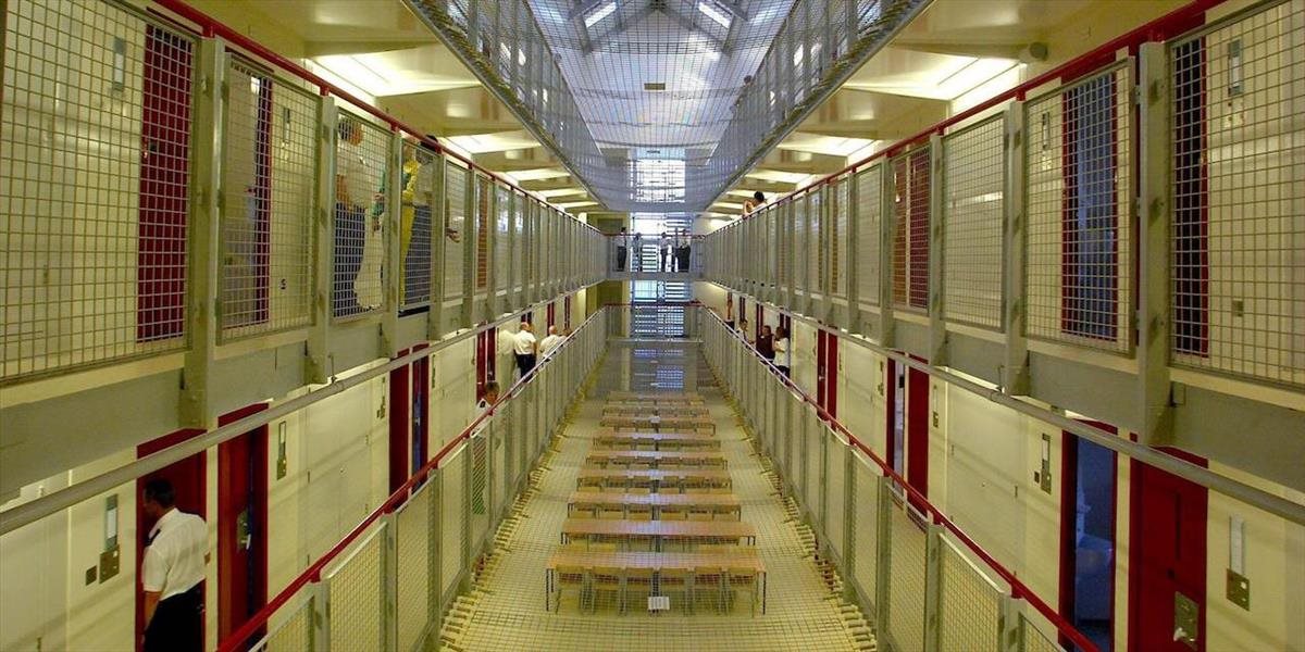 Polícia potlačila po vyše 12 hodinách vzburu vo väznici Birminghame v Británii