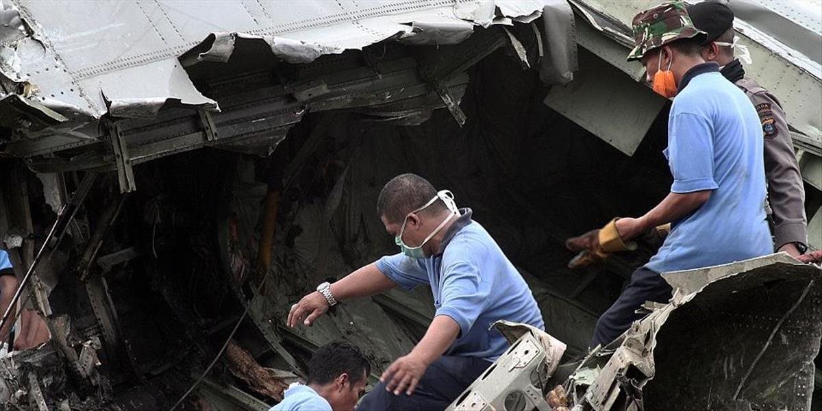 V Indonézii havarovalo vojenské lietadlo, zahynulo 13 ľudí