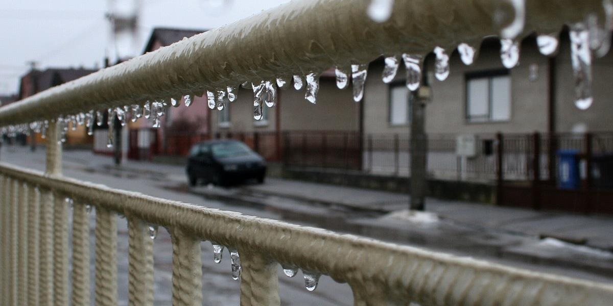 Vodiči pozor na poľadovicu na západnom Slovensku