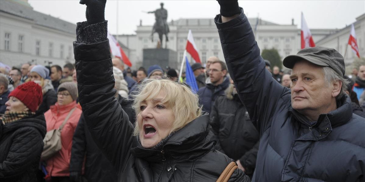 Demonštranti zablokovali vo Varšave kolónu s premiérkou či vstup na zámok Wawel