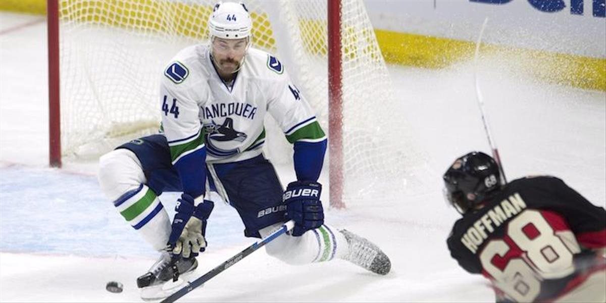 NHL: Gudbranson musí ísť na operáciu zápästia, čaká ho dlhšia pauza