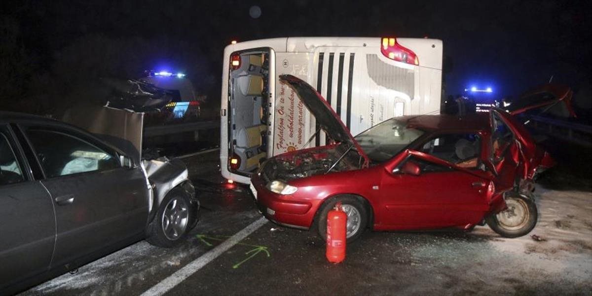 Počet obetí nehody autobusu na diaľnici v Maďarsku stúpol na štyri