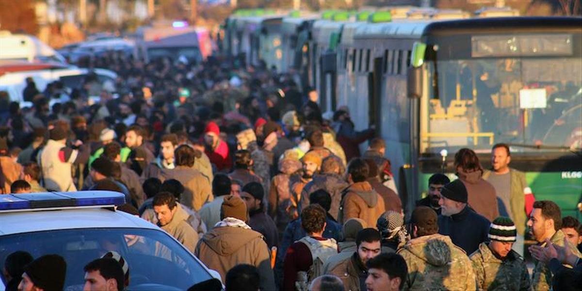Autobusy odviezli Sýrčanov z dedín obliehaných teroristami do Aleppa