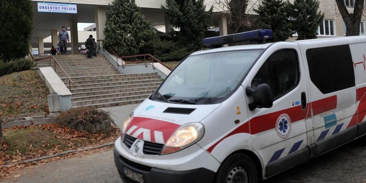 Záchranky s pacientmi čakajú na lekárov stále dlhšie