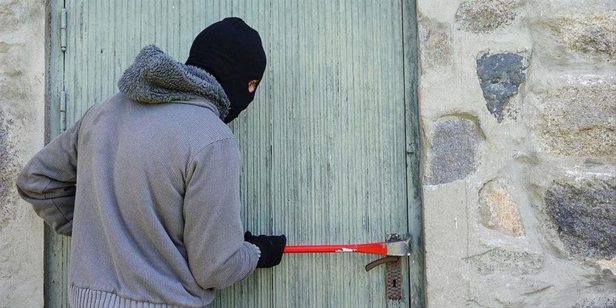 Zlodej sa chystal ukradnúť trezor, posily hľadal na ulici