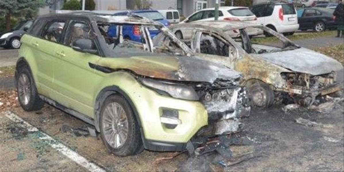 V bratislavskej Karlovej Vsi zhoreli tri autá, škoda presiahla 78-tisíc eur