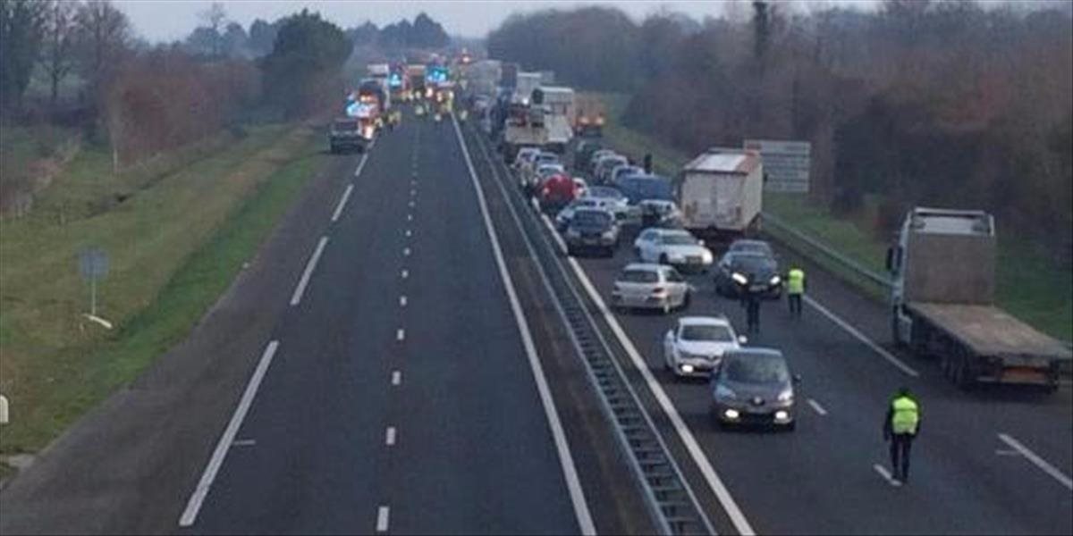 VIDEO Hromadná zrážka na diaľnici vo Francúzsku: Najmenej päť mŕtvych