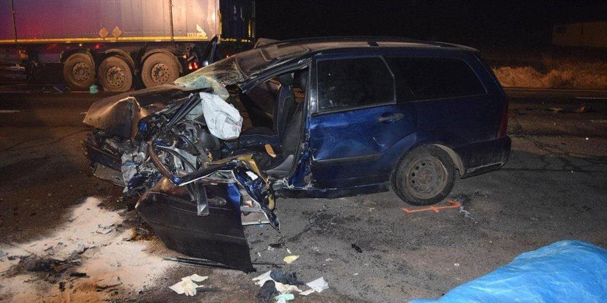 FOTO Po zrážke kamióna s autom pri obci Lehôtka pod Brehmi zomreli dvaja ľudia