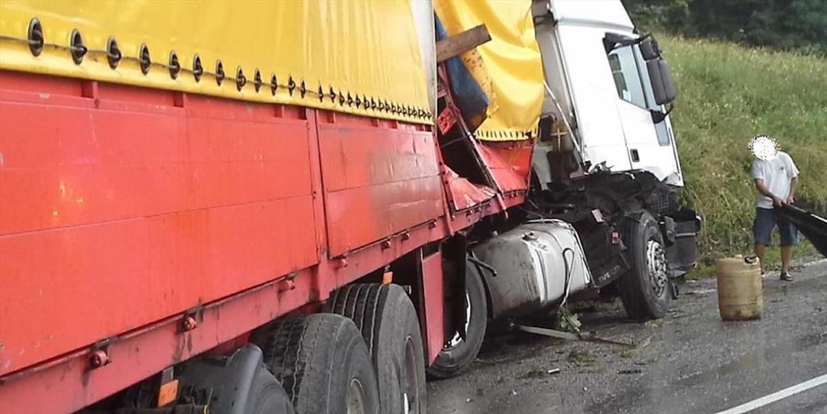 Dopravná nehoda pri Lučenci: Nákladiak sa zrazil s dodávkou