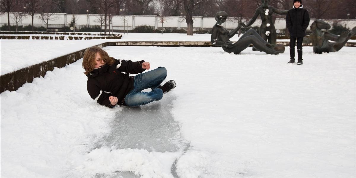 Pošmyknutie na ľade môže spôsobiť aj smrť, pred pádom ochráni pevná obuv