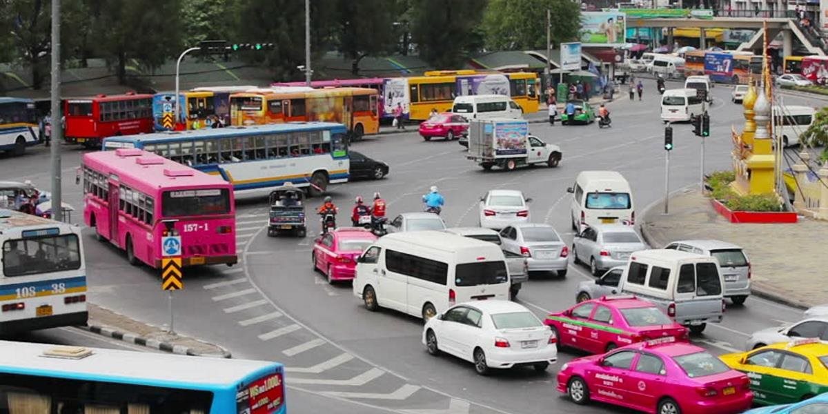 Kamión v Bangkoku narazil do desiatok áut a zranil 18 ľudí