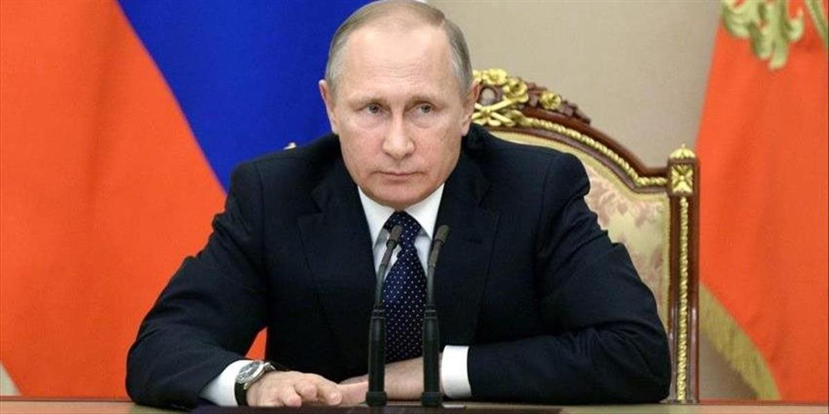 Putin kvôli bohoslužbe za zavraždeného veľvyslanca preložil tradičnú tlačovku