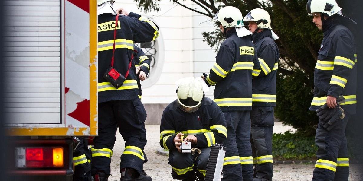 Hasiči zasahujú pri nehode autobusu s autom v okrese Trnava