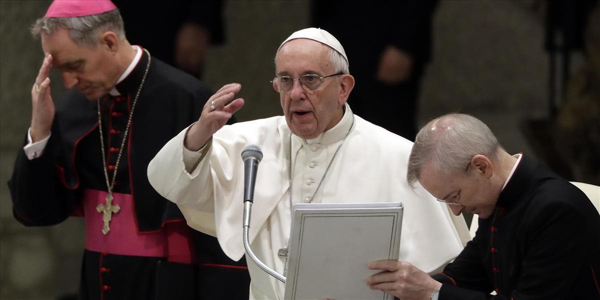 Pápež sa vybral do Ríma na nákup ortopedických topánok